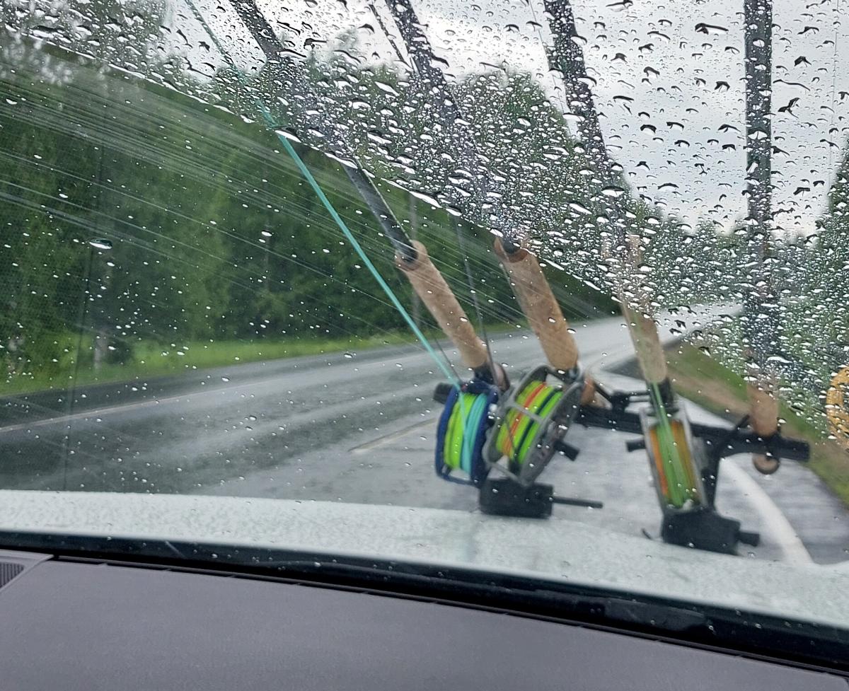 Perhovavat on kiinnitetty auton konepeltiin ja katon etureunaan estäen näkymän tuulilasista