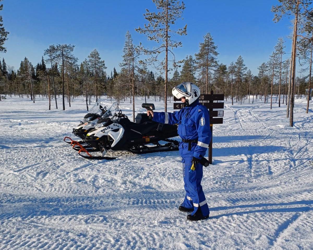 Poliisi osoittaa liikennevalvontakameralla