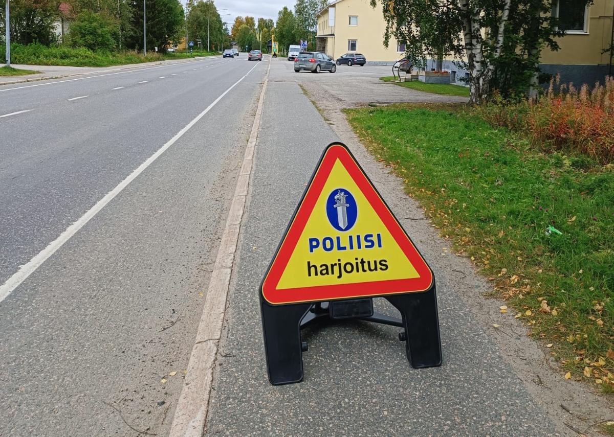 Poliisin harjoitus -varoituskyltti seisoo tien vierellä