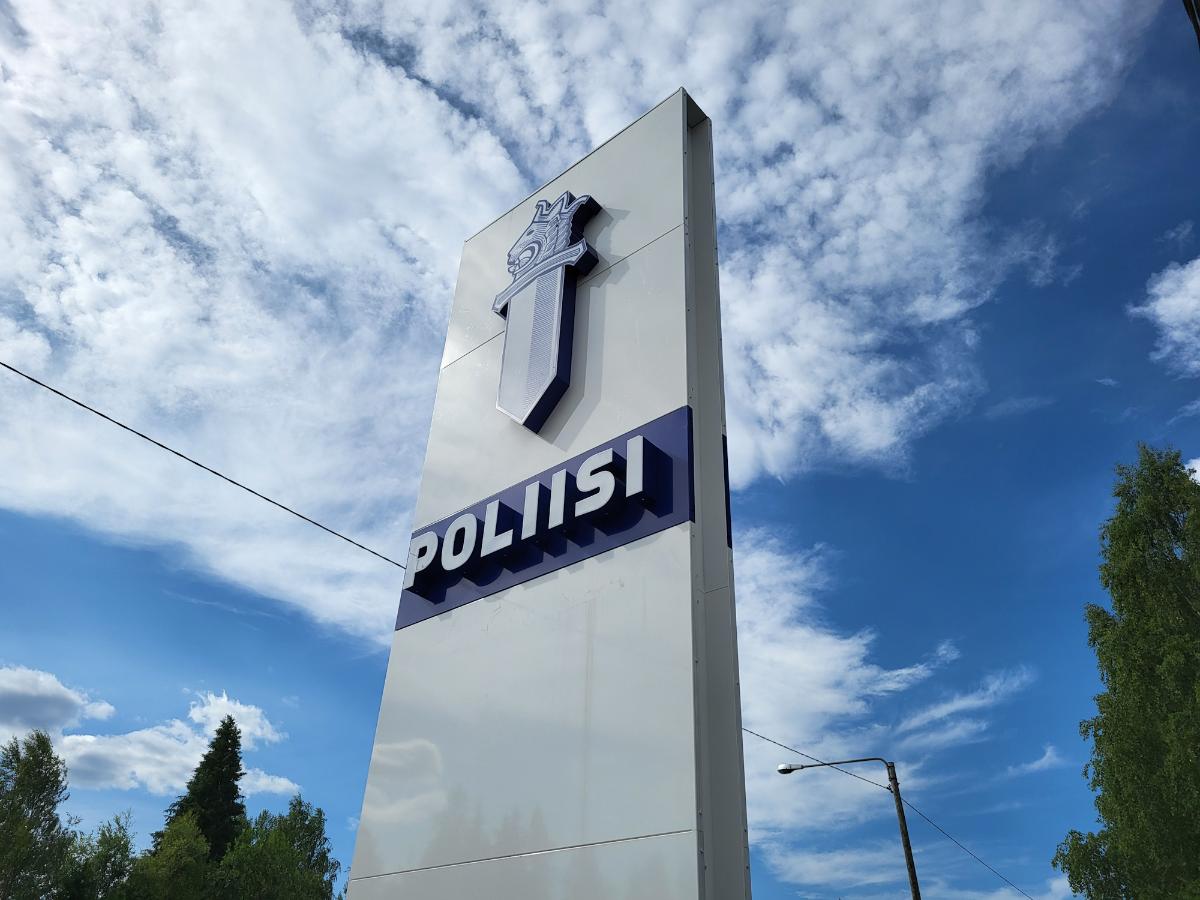 Poliisin korkea kyltti tien varrella.