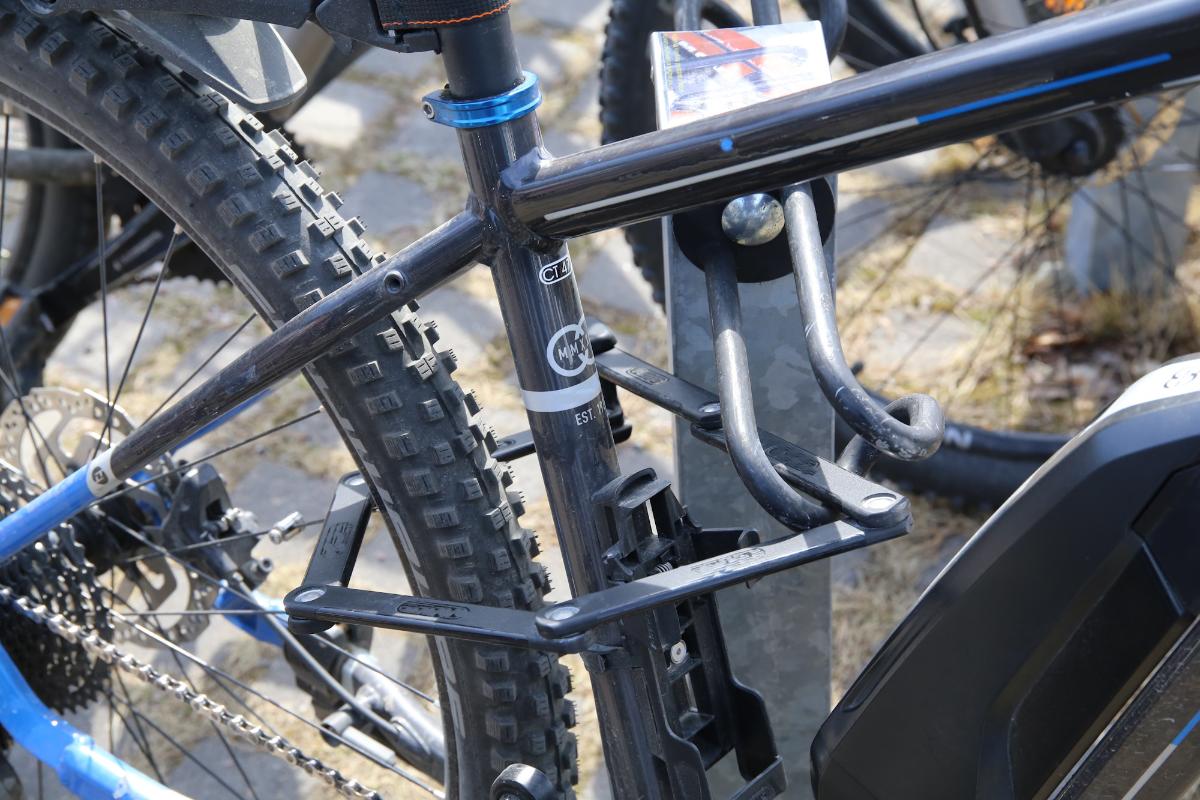 Sähköpyörä on lukittu kiinteään pyörille tarkoitettuun telineeseen.