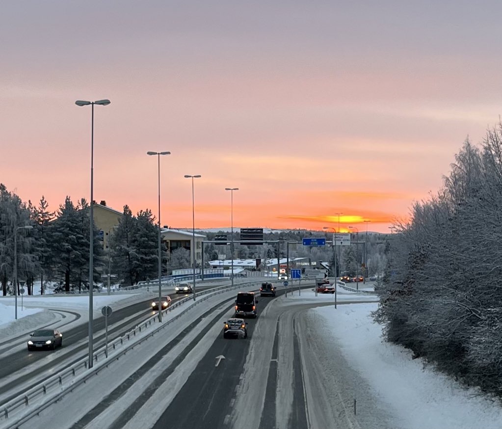 Tiemaisema keväällä Rovaniemellä.