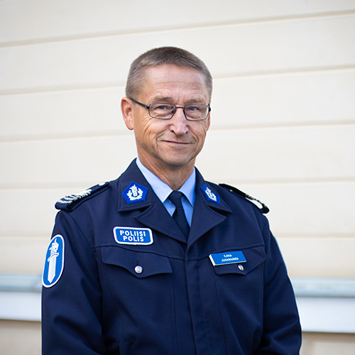 Poliisilakimies Ilkka Jukarainen virkapuvussa