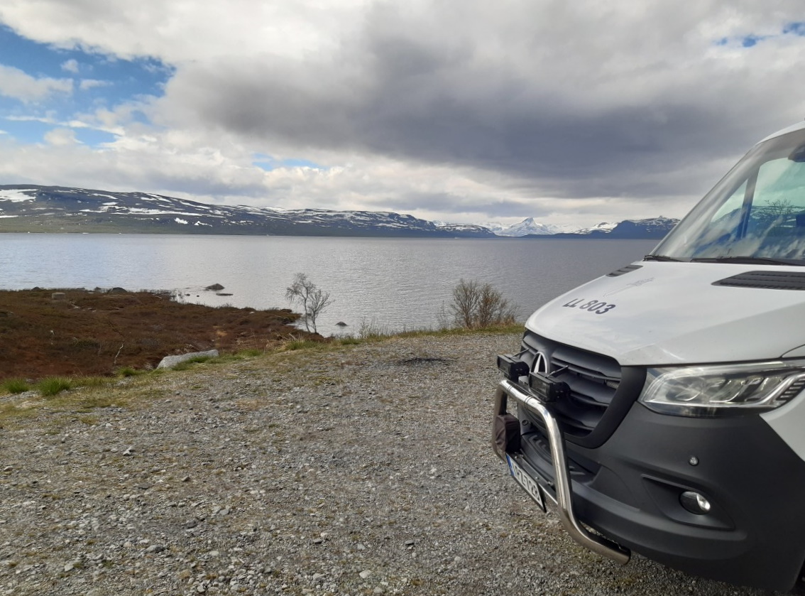 Poliisiauto on pysähdyksissä Kilpisjärven rannalla.