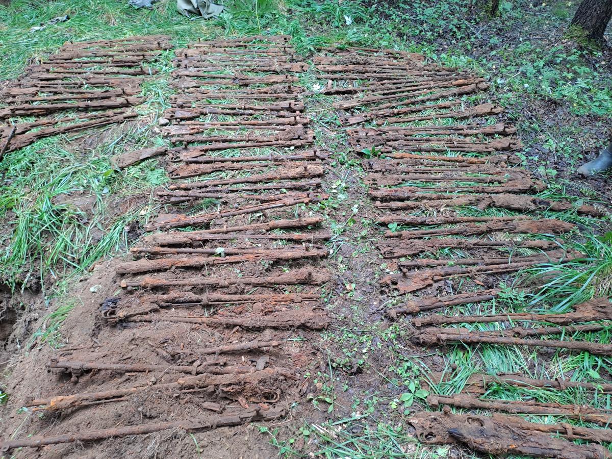 Maassa paljon käyttökelvottomia jalkaväenkivääreitä.