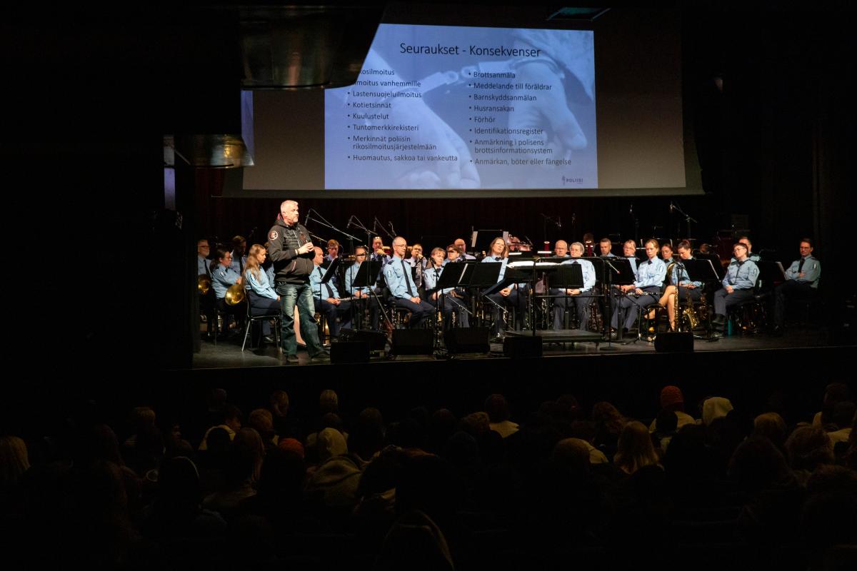 Rikosylikonstaapeli Jari Kyllönen puhumassa Helsingin poliisisoittokunnan Pidä huolta -konsertissa.