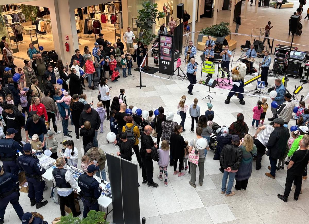 Poliisi järjesti Poliisin päivän tapahtuman Itiksen kauppakeskuksessa viime elokuussa. Nallekoplan esitys ja poliisin toiminta kiinnosti runsaasti ihmisiä.