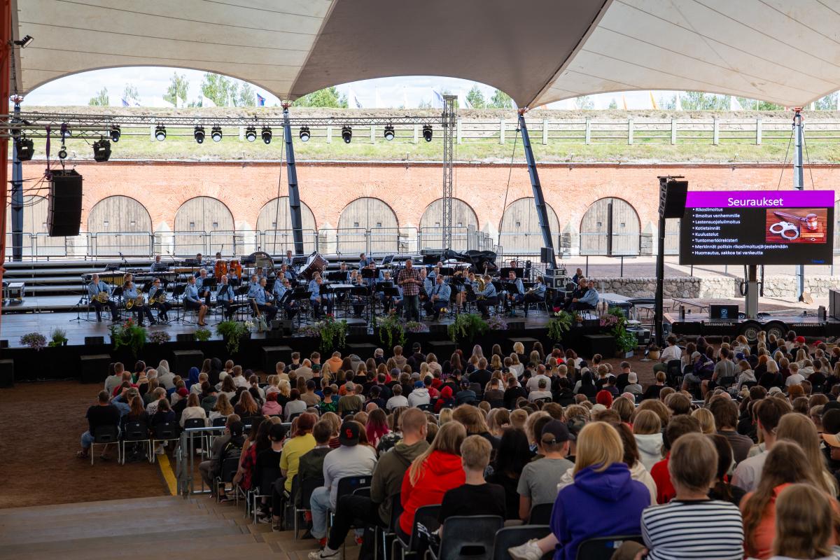 Helsingin poliisisoittokunta sekä rikosylikonstaapeli Jari Kyllönen Pidä huolta! -konsertissa Haminassa.