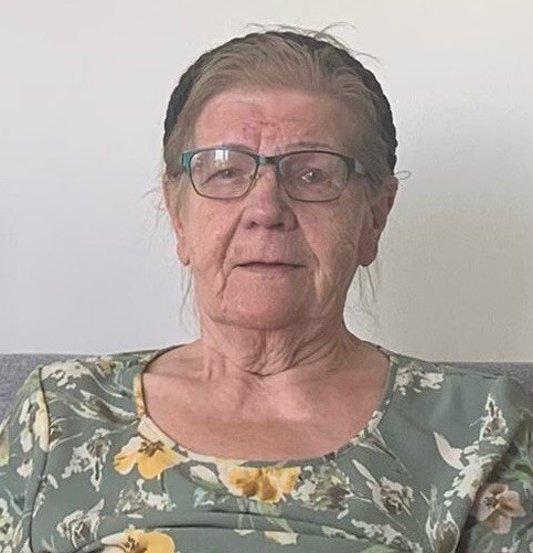 Kadonneella henkilöllä on kukkapaita, harmaat hiukset, hiuspanta ja silmälasit.