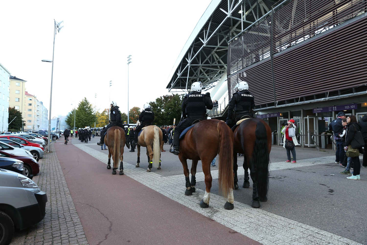 Poliisihevoset matkalla turvaamaan järjestystä jalkapallopeliin.
