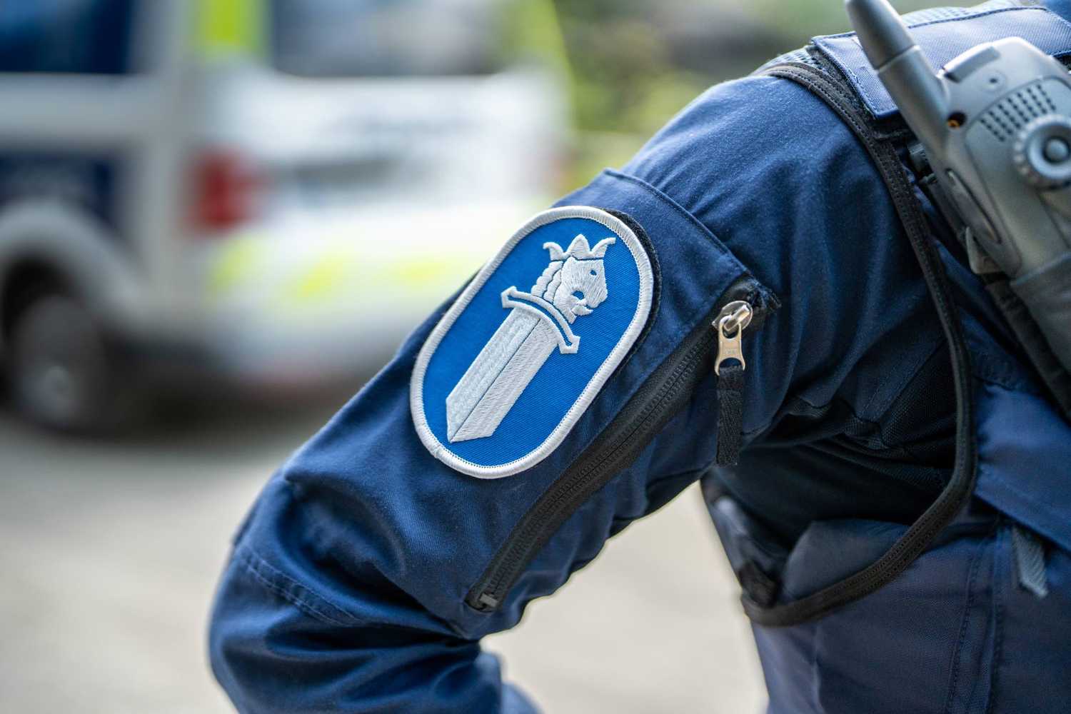 Poliisin miekkatunnus kenttähaalarin hihassa. Kuvaaja Paula Tavasti, Oulun poliisilaitos.