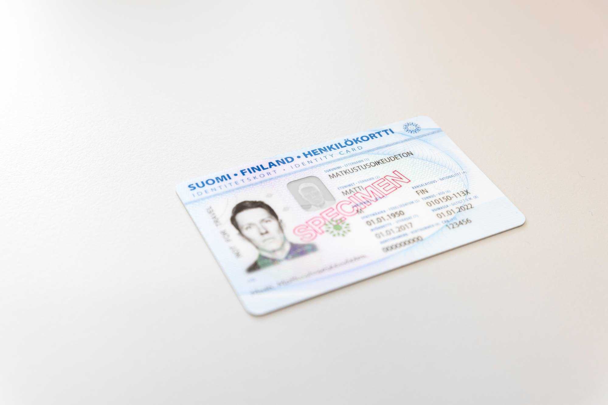 Bild av ett finskt identitetskort. På identitetskortets framsida står det specimen.