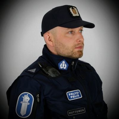 Poliisimies lippalakissa.